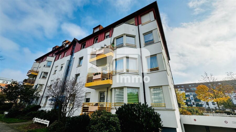 Schöne Eigentumswohnung in gefragter Wohnlage mit Balkon / Tiefgarage und Parkanlage - Frontansicht